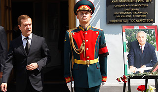 Медведев положил у гроба Багапша букет роз Медведев положил у гроба Багапша букет роз