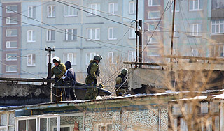 В школе потолок обрушился на людей В школе потолок обрушился на людей