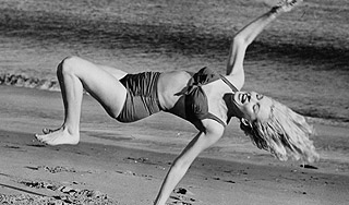 Фотограф нашел Монро в бикини у бассейна Фотограф нашел Монро в бикини у бассейна