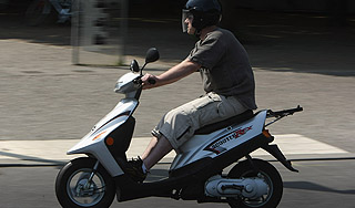 Водителей скутеров заставят сдавать экзамен Водителей скутеров заставят сдавать экзамен