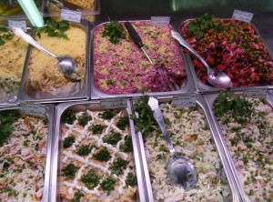 Продавщицу заставят ответить за торговлю просроченным товаром