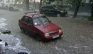 Крым затопило и побило гигантским градом Крым затопило и побило гигантским градом