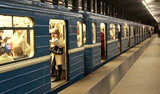 Пассажир упал под поезд московского метро Пассажир упал под поезд московского метро