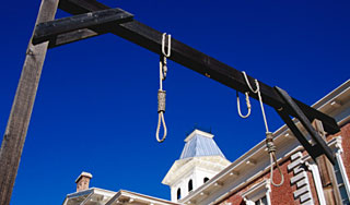 У дворца президента Литвы строили виселицу У дворца президента Литвы строили виселицу