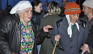 Жители спрятались от взрывов в лесу Жители спрятались от взрывов в лесу