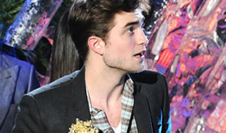 Роберт Паттинсон горячо поцеловал мужчину Роберт Паттинсон горячо поцеловал мужчину