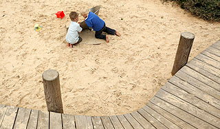 Неизвестные заминировали песочницу детсада Неизвестные заминировали песочницу детсада