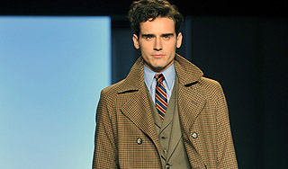 Деловые костюмы дорожают из-за наводнения Деловые костюмы дорожают из-за наводнения