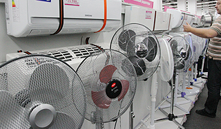 Перед жарой в России дорожают вентиляторы Перед жарой в России дорожают вентиляторы