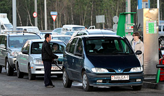 Лукашенко снизил в стране цены на бензин Лукашенко снизил в стране цены на бензин