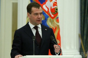 Дмитрий Медведев лично вручил награду санитарке из Навли