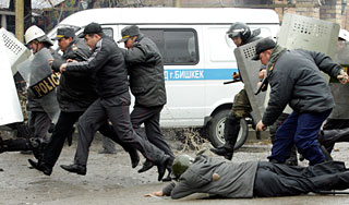 В Киргизии разрешили стрелять по людям В Киргизии разрешили стрелять по людям