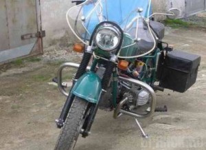 Мотоциклисты наехали на женщину и еще избили ее