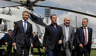 Медведев увидел с вертолета "черную дыру" Медведев увидел с вертолета "черную дыру"