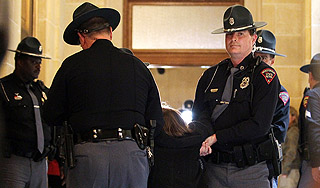 Приемный отец насиловал россиянку в США Приемный отец насиловал россиянку в США