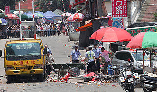 Китай бросил броневики на погромщиков Китай бросил броневики на погромщиков