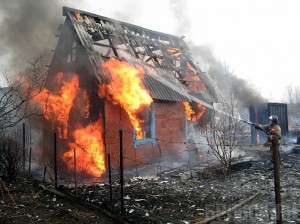 Мужчина едва не сгорел при пожаре на даче