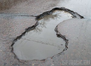 Чиновников пытаются заставить заняться ремонтом дорог