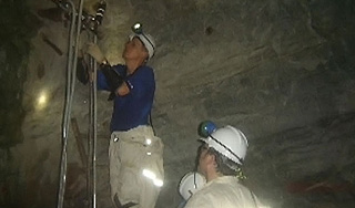 Четверо горняков стали пленниками шахты Четверо горняков стали пленниками шахты