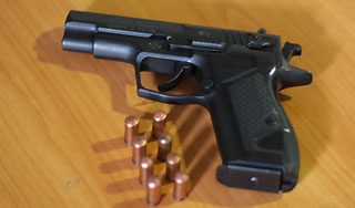 Охранник потерял пистолет в туалете Охранник потерял пистолет в туалете