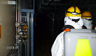 На АЭС "Фукусима-1" выпускают радиацию На АЭС "Фукусима-1" выпускают радиацию