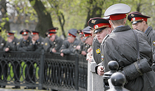 Медведев поручил найти работу милиционерам Медведев поручил найти работу милиционерам