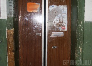 Устаревшие лифты заперли людей в квартирах