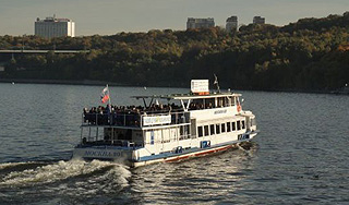 Баржа протаранила выпускников у Кремля Баржа протаранила выпускников у Кремля