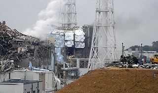 На крышу АЭС "Фукусима-1" упал беспилотник На крышу АЭС "Фукусима-1" упал беспилотник