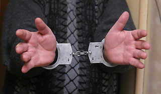 Чиновник съел взятку при задержании Чиновник съел взятку при задержании