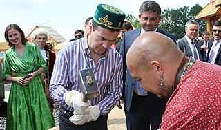 Медведев съел чак-чак и выковал подкову Медведев съел чак-чак и выковал подкову