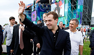 Медведев устроил танцы на концерте (видео) Медведев устроил танцы на концерте (видео)