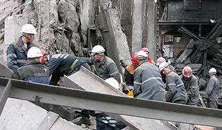 Во Владивостоке стена завода упала на людей Во Владивостоке стена завода упала на людей