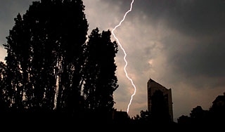 Молния подожгла газопровод на Дону Молния подожгла газопровод на Дону