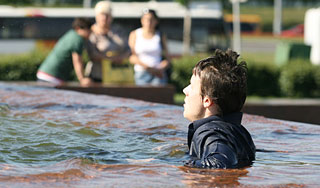 Люди впадают в депрессию из-за жары Люди впадают в депрессию из-за жары