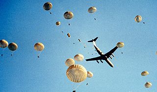 Ливийцам сбрасывают оружие на парашютах Ливийцам сбрасывают оружие на парашютах