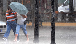 Сильный дождь обрушил стену жилого дома Сильный дождь обрушил стену жилого дома