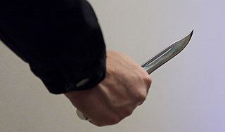 Охранник магазина ранил ножом покупателя Охранник магазина ранил ножом покупателя