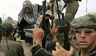 Каддафи собирает армию из женщин Каддафи собирает армию из женщин