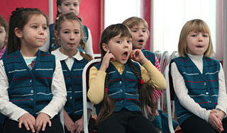Школьников обязали хором петь гимн России Школьников обязали хором петь гимн России