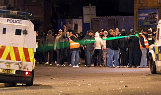 В Ирландии полицию закидали петардами В Ирландии полицию закидали петардами