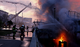 На Волге взорвался дебаркадер с людьми На Волге взорвался дебаркадер с людьми