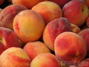 Очередную партию зараженных персиков вернули поставщику