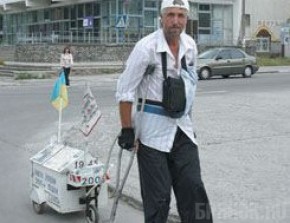 Одноногий украинец намерен преодолеть 2,3 тысячи километров на костылях