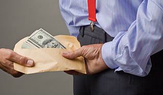 Сотрудники прокуратуры попались на взятке Сотрудники прокуратуры попались на взятке