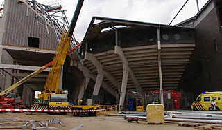 Рухнувшая крыша стадиона убила человека Рухнувшая крыша стадиона убила человека