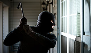 Хитрые грабители проломили стену в банке Хитрые грабители проломили стену в банке