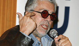 Известного певца убили на пути в аэропорт Известного певца убили на пути в аэропорт