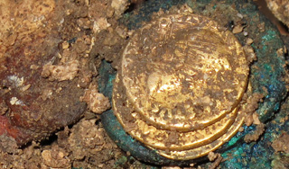 Французы нашли в своем доме горшок золота Французы нашли в своем доме горшок золота