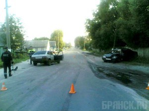 При столкновении двух легковушек погибла одна из пассажирок